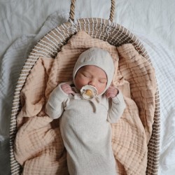 Mushie - Bonetka/czapeczka dla noworodka wiązana pod szyją Baby Bonnet, Beige Melange