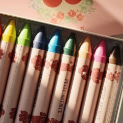 Konges Slojd - Kredki z wosku pszczelego w pudełku Crayons Bees Wax 10szt. - cherry bow